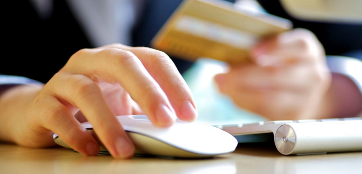 Persona comprando por Internet El ‘farma’ madura online: el ticket medio cae de los 70 euros hasta el tercer trimestre de 2017